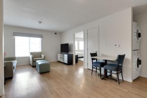 Simplicity At the Rim 1210 I Spacious 1 Bed 1 Bth