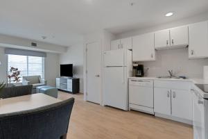 Simplicity At the Rim 1212 I Spacious 1 Bed 1 Bth