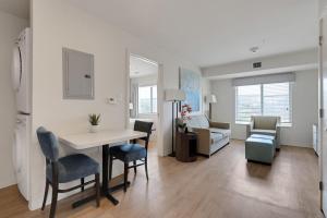 Simplicity At the Rim 1212 I Spacious 1 Bed 1 Bth