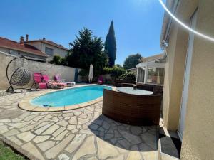 Maisons de vacances Maison de ville avec piscine et climatisation : Maison 3 Chambres 