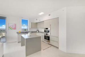 Luxury Corner Apartment in Hollywood Beach