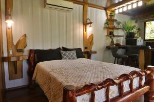 El santuario - Cabin by a River