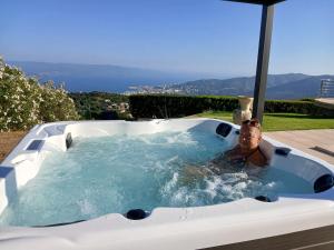Gîtes Sassone, piscine, jacuzzi et vue mer panoramique sur Ajaccio
