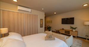 BEE Suites San José - Santa Ana