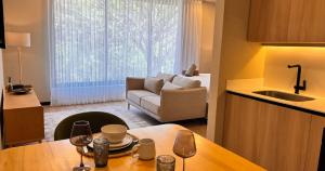 BEE Suites San José - Santa Ana