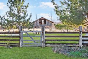 Spacious 8BR Ranch Near Sedona, Perfect for Reunions & Retreats - Sleeps 24, Playground & Fire Pits
