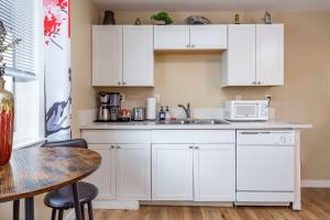 The Twin Flats, Audrey and Far East Escape