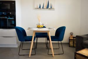 Maisons de vacances 36 2 l air marin Penthouse Netflix Clim Free park Navette Grands Buffets Acces direct autoroute et plages : photos des chambres