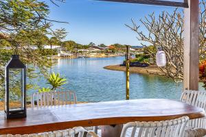 Canal Front family Home with extensive outdoor covered areas and pool - Ubytování bez kategorie ve městě Maroochydore