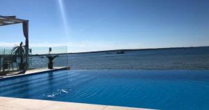 Villa Luna Mare Ferienhaus mit Terrasse & Poolnähe, direkt am Meer