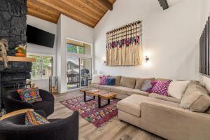 Ridgepoint Retreat - Mountain Escape for 8 with Resort Amenities