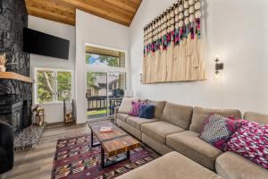 Ridgepoint Retreat - Mountain Escape for 8 with Resort Amenities