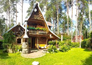 Domek pod Sosnami nad jeziorem GIM