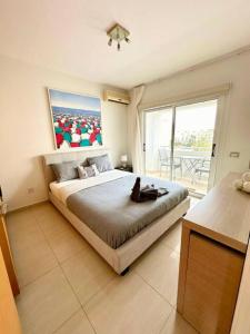 2BR SEAVIEW Apt in prime location 1 min from sea