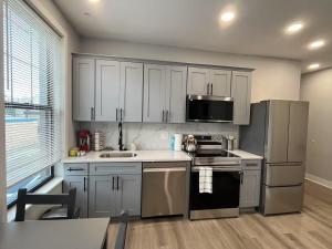 New 1BR Walk to Pats & Genos