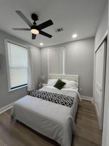 New 1BR Walk to Pats & Genos