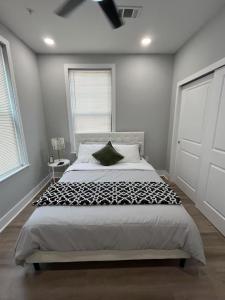 New 1BR Walk to Pats & Genos