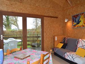 Maisons de vacances Chalet en pleine nature a Orsennes avec etang a proximite, ideal pour 6 personnes et animaux admis - FR-1-591-170 : photos des chambres