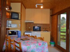 Maisons de vacances Chalet en pleine nature a Orsennes avec etang a proximite, ideal pour 6 personnes et animaux admis - FR-1-591-170 : photos des chambres