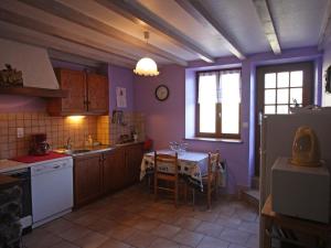 Maisons de vacances Gite spacieux et confortable au Val d'Ajol, a proximite de Plombieres-les-Bains, animaux de ferme ! - FR-1-589-139 : photos des chambres