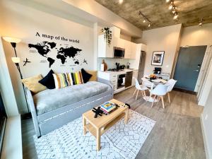 Elegant, Comfy & Sophisticated MetroLux Downtown Suite