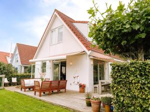 Nice holiday home on the water in Grou