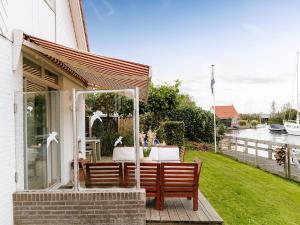 Nice holiday home on the water in Grou