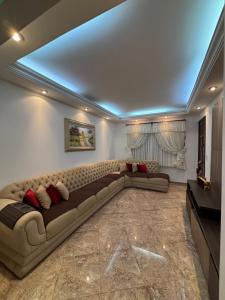 Casa Confortável 03 Quartos Com Suite, Churrasqueira, Banheira e Garagem