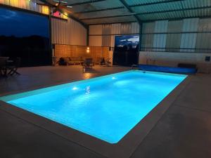 B&B / Chambres d'hotes La roulotte MAGIC ! des Grillots : photos des chambres