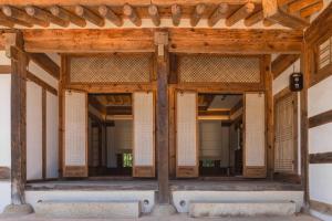 Luxury Hanok Sangseon Heritage Hanok-W