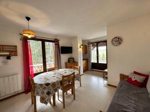 Appartements Appartement cosy avec balcon et vue sur parc - FR-1-515-230 : Appartement