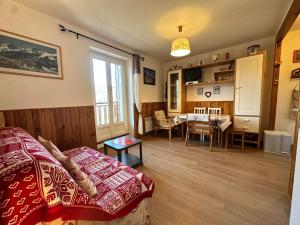 Appartements Charmant 2 pieces avec balcon et vue sur montagne - FR-1-515-235 : photos des chambres