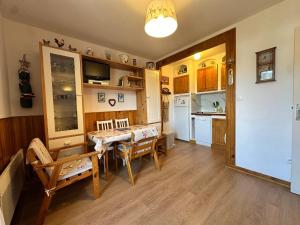 Appartements Charmant 2 pieces avec balcon et vue sur montagne - FR-1-515-235 : photos des chambres