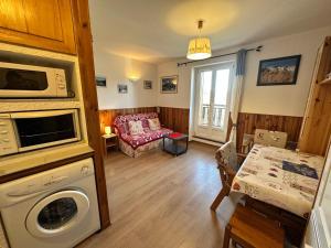 Appartements Charmant 2 pieces avec balcon et vue sur montagne - FR-1-515-235 : photos des chambres