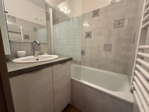 Appartements Charmant 2 pieces avec balcon et vue sur montagne - FR-1-515-235 : photos des chambres