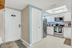 Freedom By The Sea II with ocean views, 2 pools, tennis & gym - steps to beach