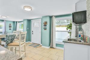 Lower Level 1 Block from 2 Beaches wPrivate Pool, High-Speed Wi-Fi