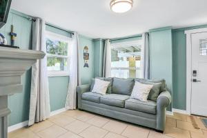 Lower Level 1 Block from 2 Beaches wPrivate Pool, High-Speed Wi-Fi