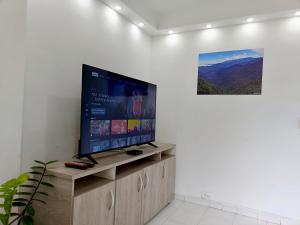 Casa Familiar 4 Habitaciones con Agua Caliente, WiFi y Patio - Acepta Mascotas