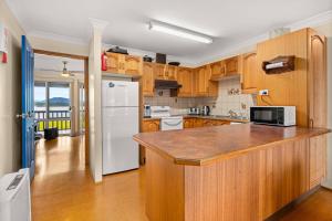 OP Chill Estate - Pet friendly & Waterfront Home - Sleeps 15 - February treat - Book 3 nights, pay for only 2 - your extra night is on us