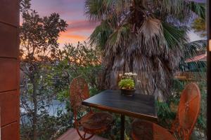 The Art Haus - Retro-Chic Hideaway near Local Gems