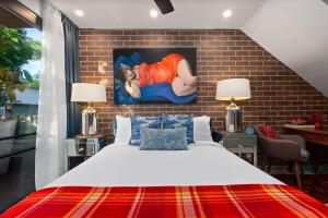 The Art Haus - Retro-Chic Hideaway near Local Gems