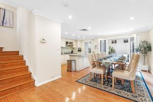 Hampton-Style Waterfront Mansion 3-Storeys of Lux