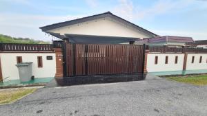 AURORA HIDEAWAY VILLA 4R4B 23PAX PRIVATE POOL, KTV, BBQ, MALAY ONLY, 5min to BEACH