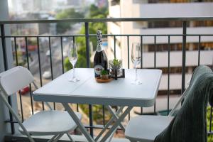 Cebu Central Charm Balcony City View - StoryStays