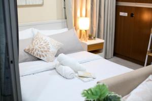 Cebu Central Charm Balcony City View - StoryStays