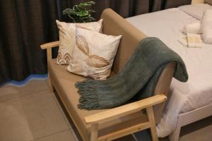 Cebu Central Charm Balcony City View - StoryStays