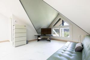 Inje Hachuri Undeokwi Hayanjib