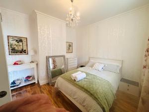 3-Bedroom Blue Mountains Hideaway in Central Katoomba