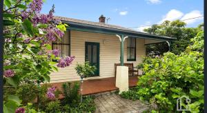 3-Bedroom Blue Mountains Hideaway in Central Katoomba